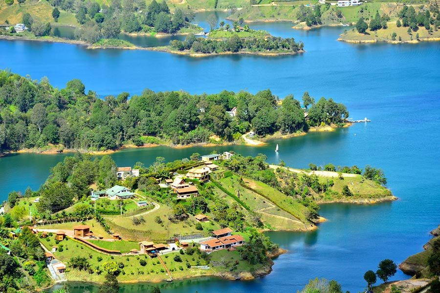 Embalse de Guatapé visto desde la Piedra del Peñol