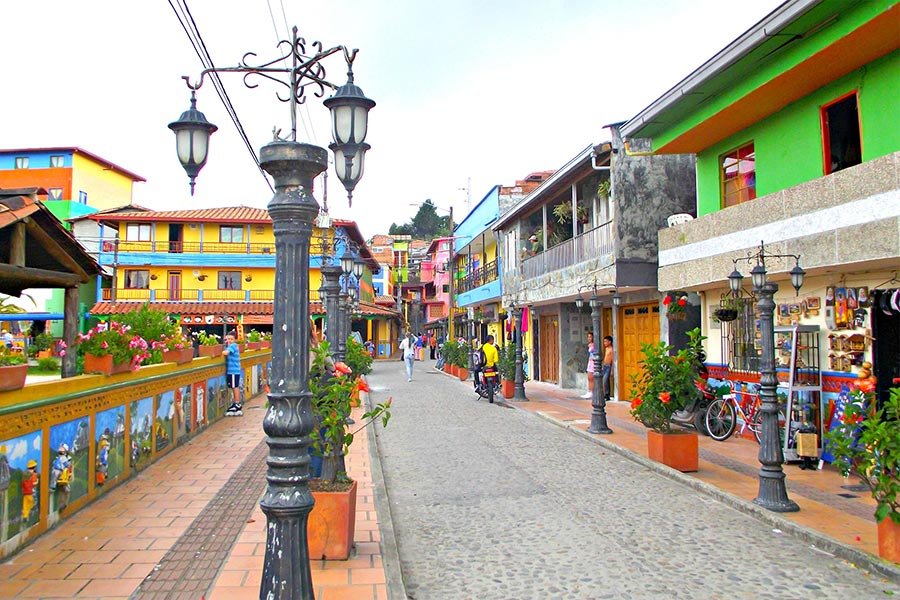 Casas con zócalos en el pueblo de Guatapé, Antioquia
